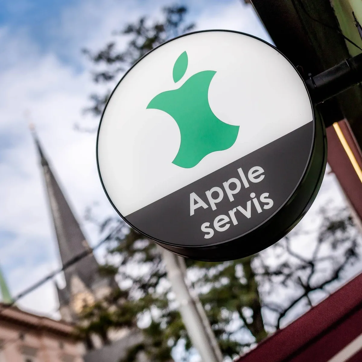 Illuminated Apple repair sign with a green apple