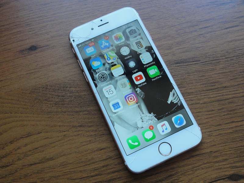Rozbitý displej iPhone